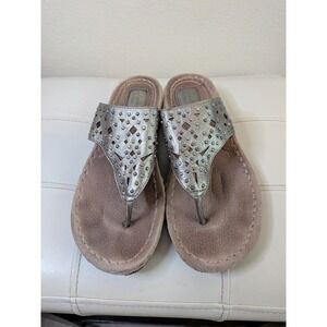Clarks Artisan Womens 8.5M Metallic Silver Studded Laser Cut Thong Sandals 32094